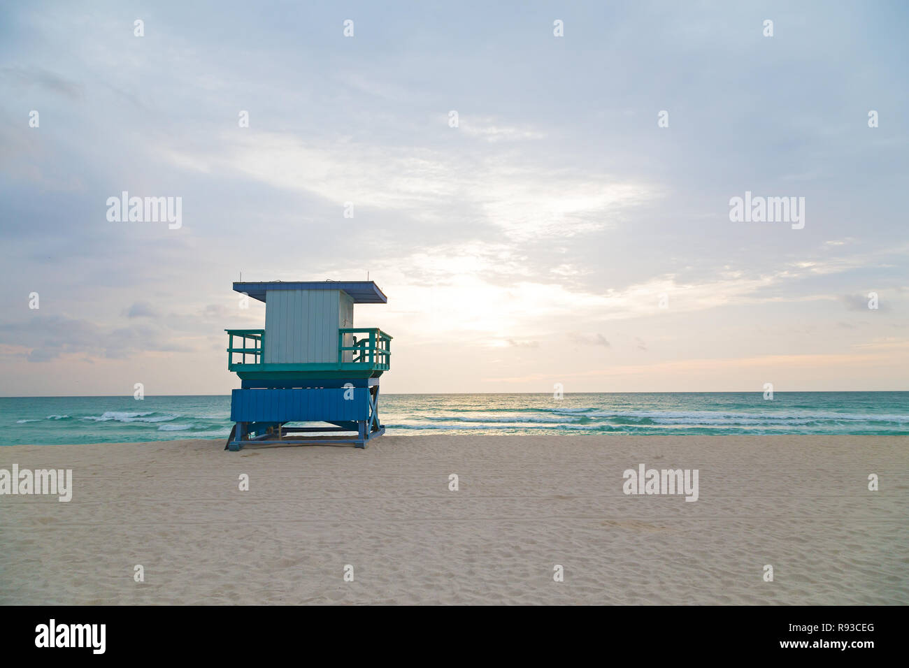 Cabine de plage surveillée vide au lever du soleil. Une seule cabine sur la plage vide. Banque D'Images