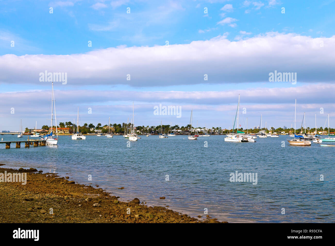 Yachts ancrés dans les eaux calmes de Miami city marina. Nuages et soleil à marina de Miami, en Floride. Banque D'Images