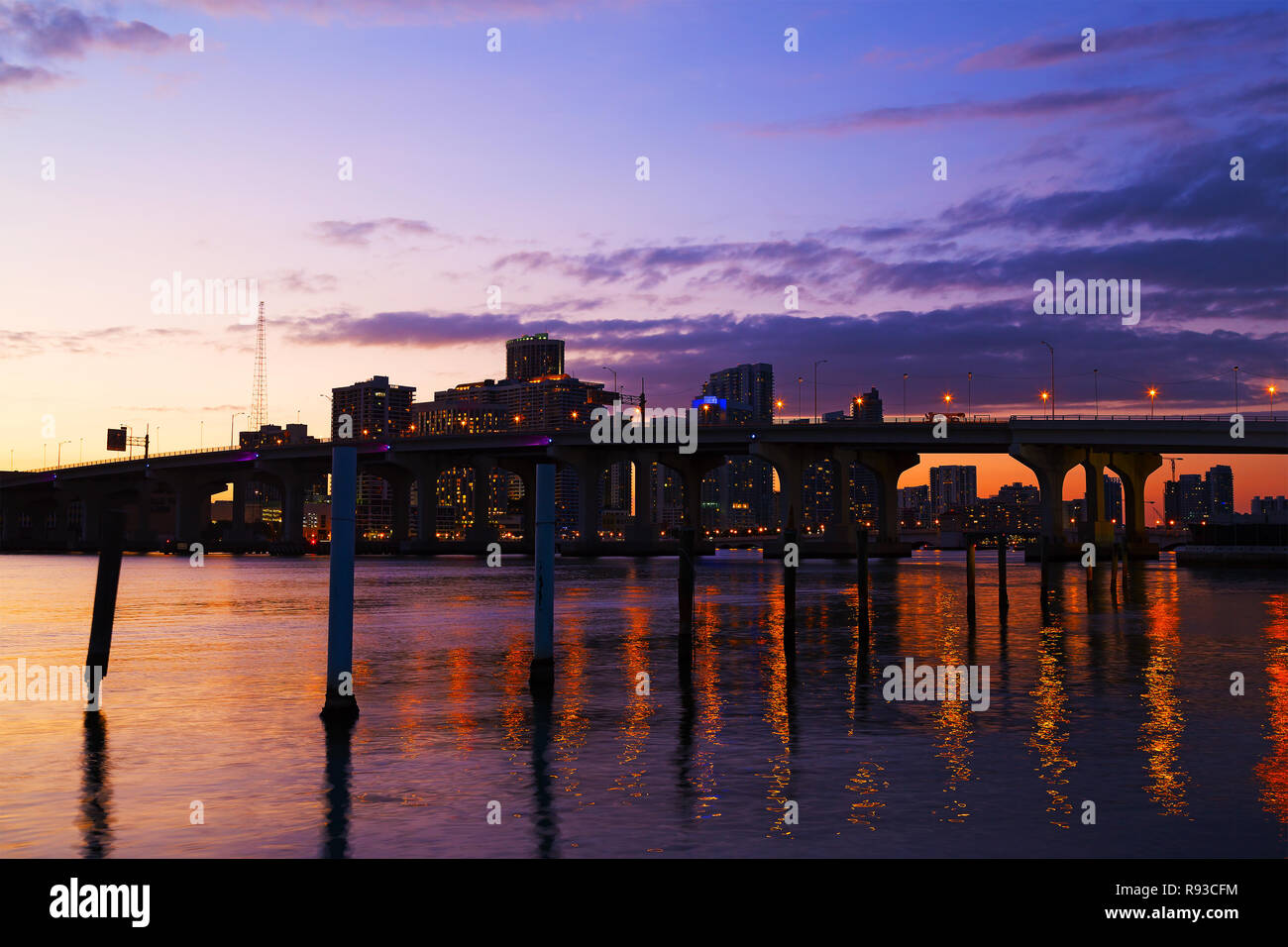La ville de Miami avec le pont au coucher du soleil. Bâtiments colorés et pont des reflets de centre-ville de Miami. Banque D'Images