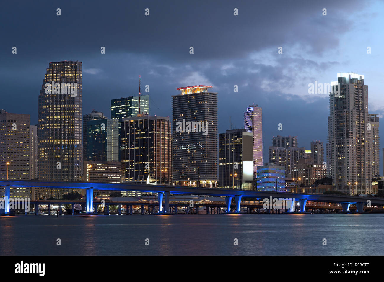Miami city skyline at Dusk. Gratte-ciel urbain et pont sur la mer avec des reflets. Banque D'Images