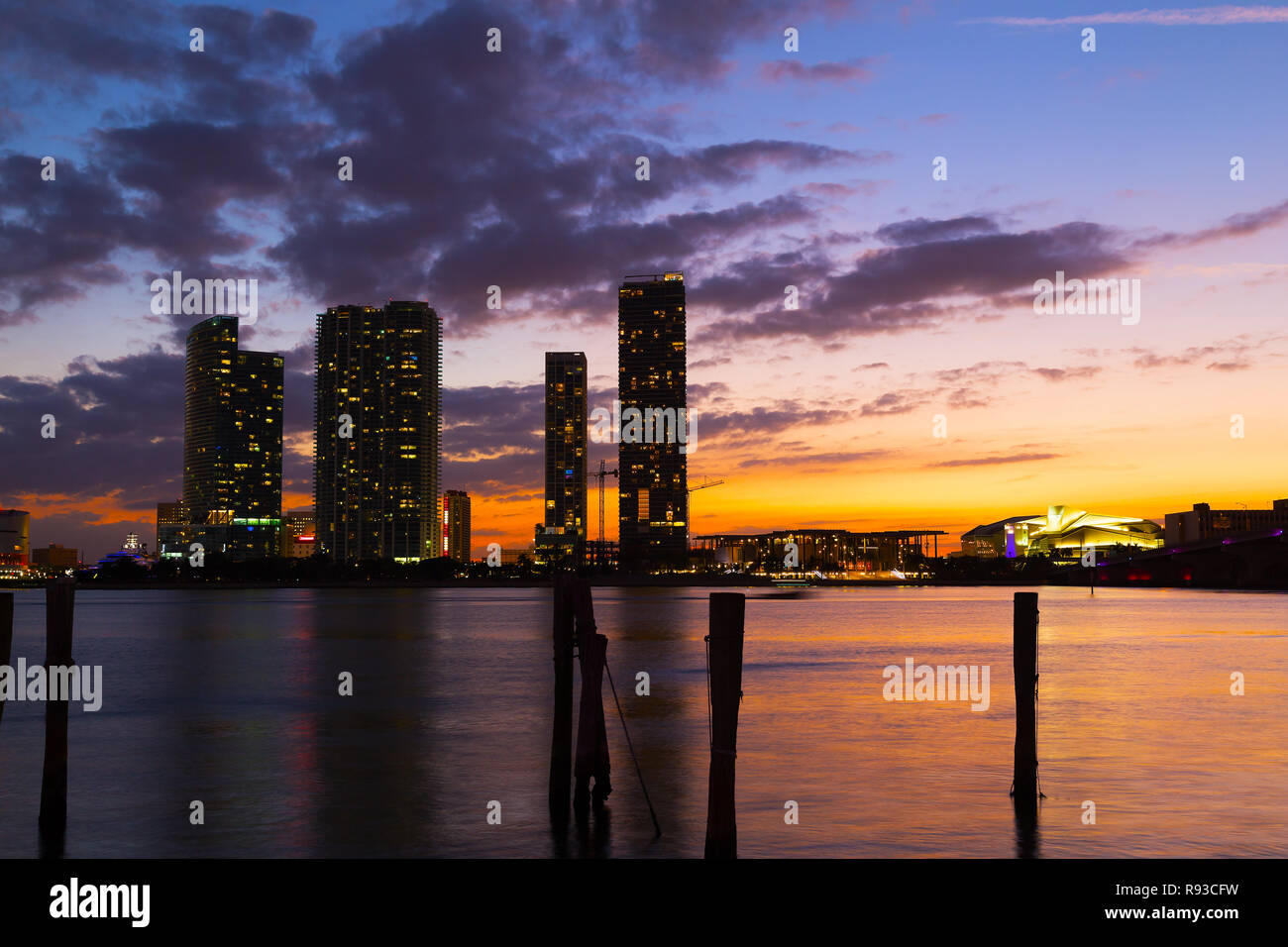 Plus de coucher de soleil spectaculaire Miami city centre-ville. Paysage urbain et l'eau calme au coucher du soleil. Banque D'Images