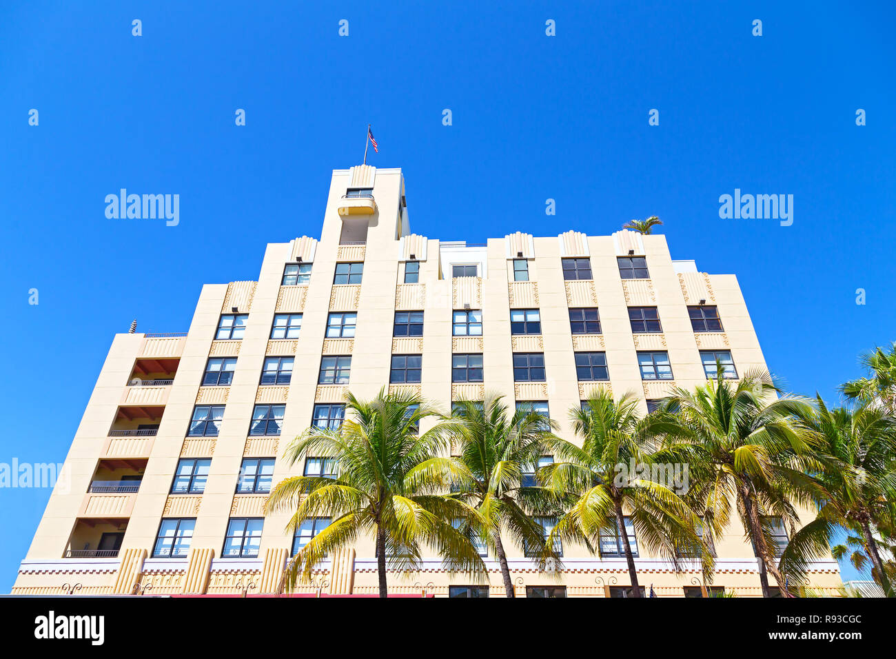 Façade du bâtiment art déco de Miami Beach, en Floride. Palmiers et façade du bâtiment contre un ciel bleu clair. Banque D'Images