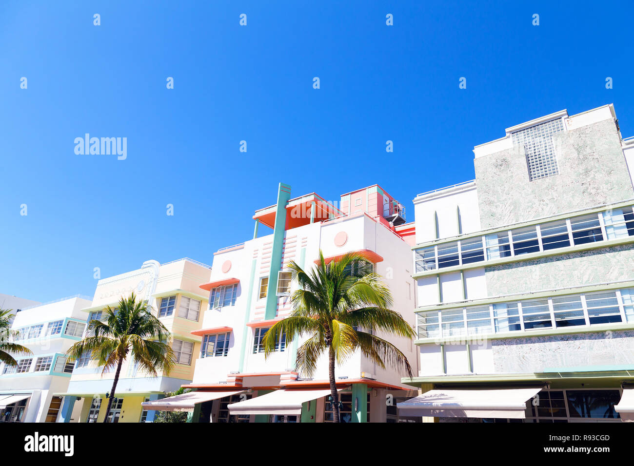Architecture Art déco de Miami Beach, en Floride. Rue avec palmiers et bâtiments colorés. Banque D'Images