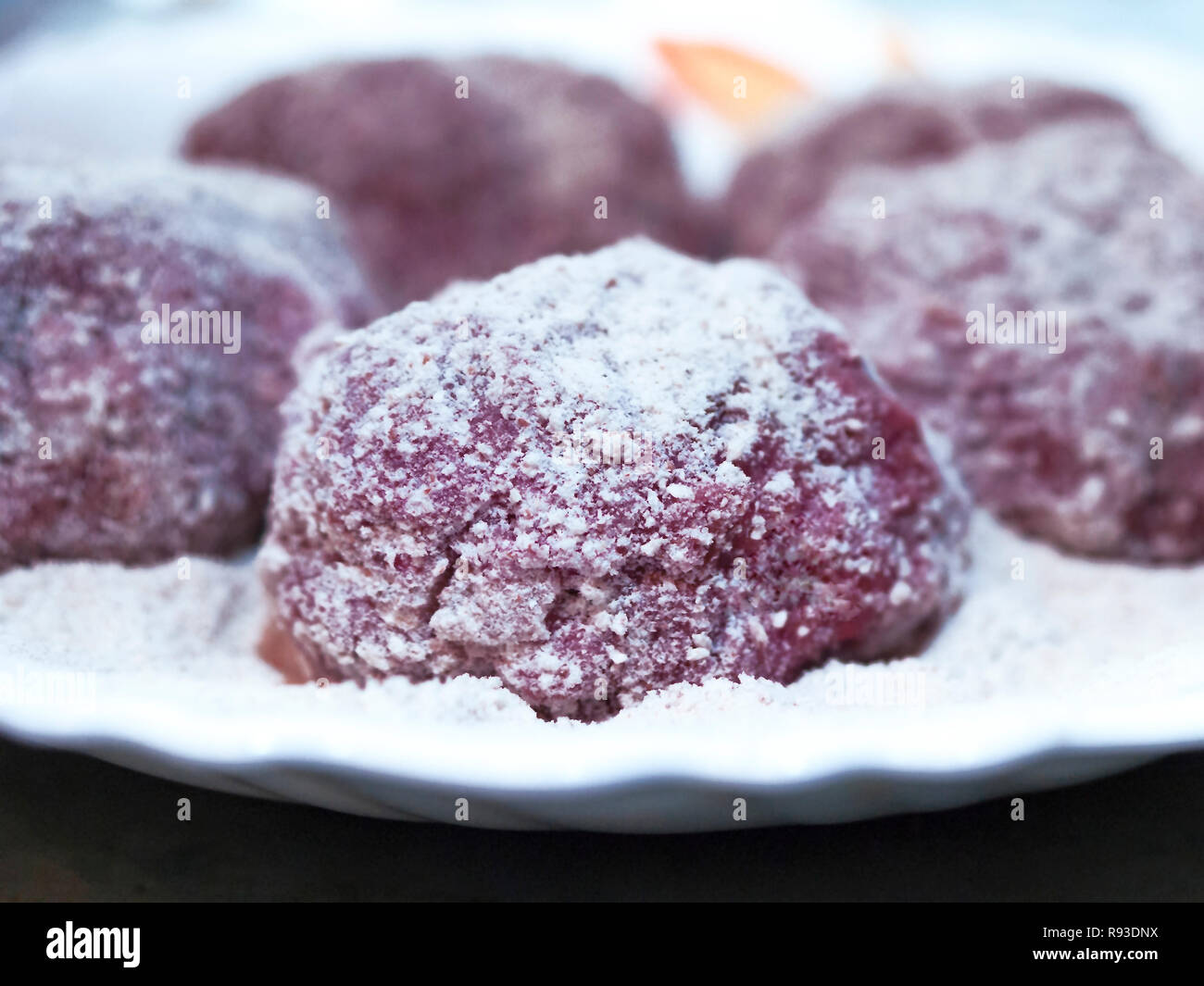 Libre De Droit De Hachis De Viande Bio Galettes Couverte De Farine Poudre De Cuisson Sur Une Plaque Blanche La Cuisson A La Maison Concept Photo Stock Alamy