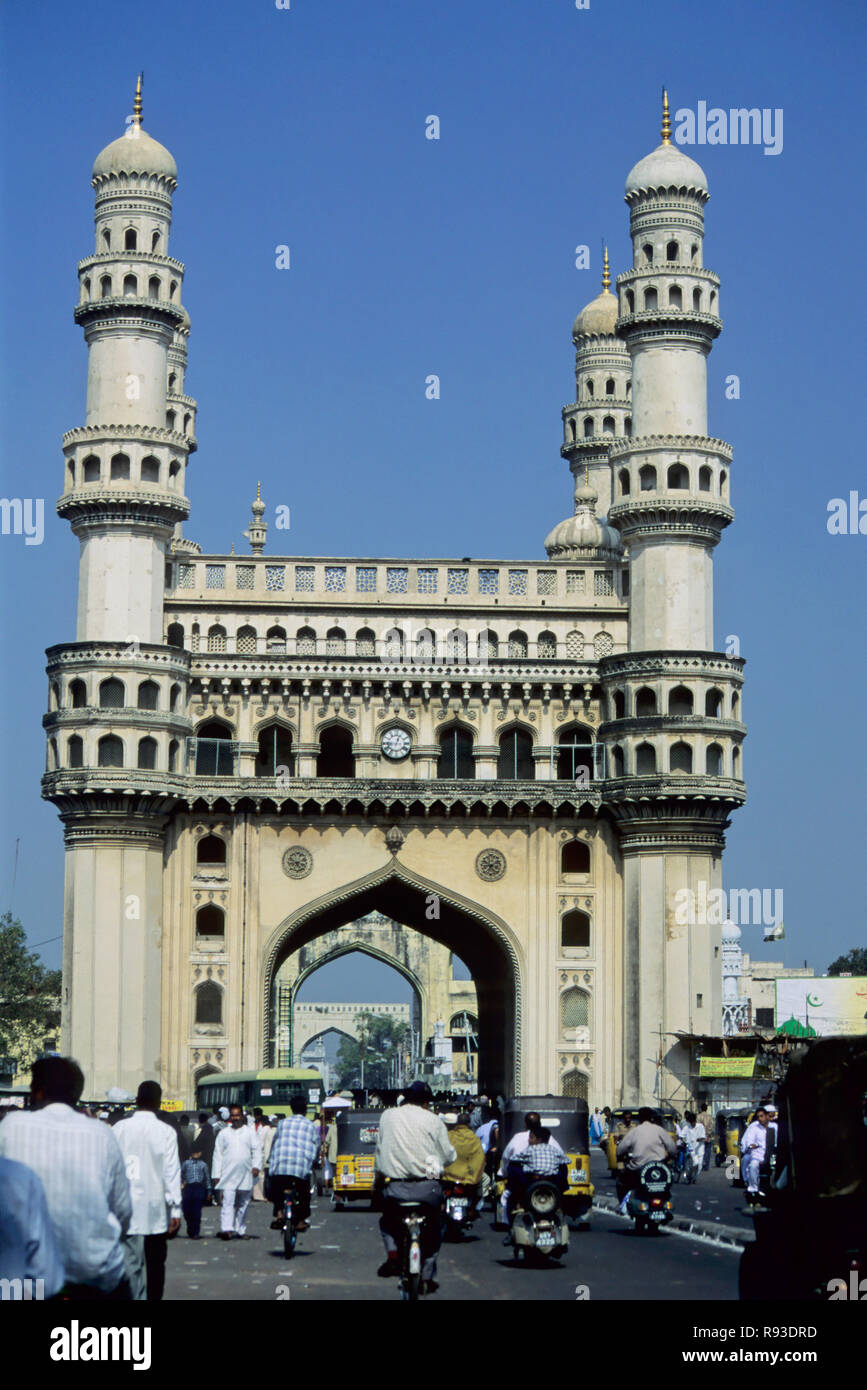 Le trafic transitant via Charminar, Hyderabad, Andhra Pradesh, Inde Banque D'Images