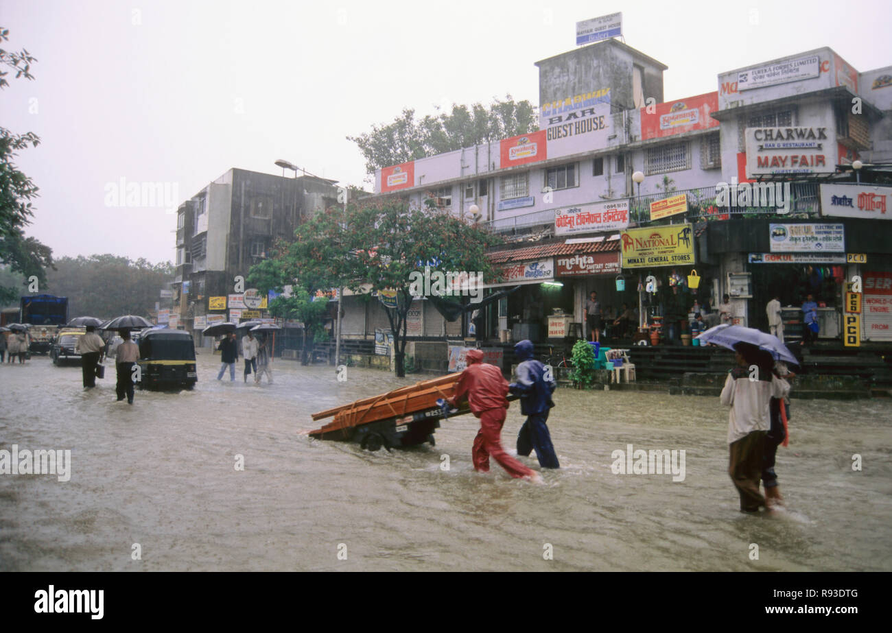 Forte pluie à Mumbai, inondations de mousson, rue inondée, chariot de poussée, Bombay, Mumbai, Maharashtra, Inde, Asie Banque D'Images