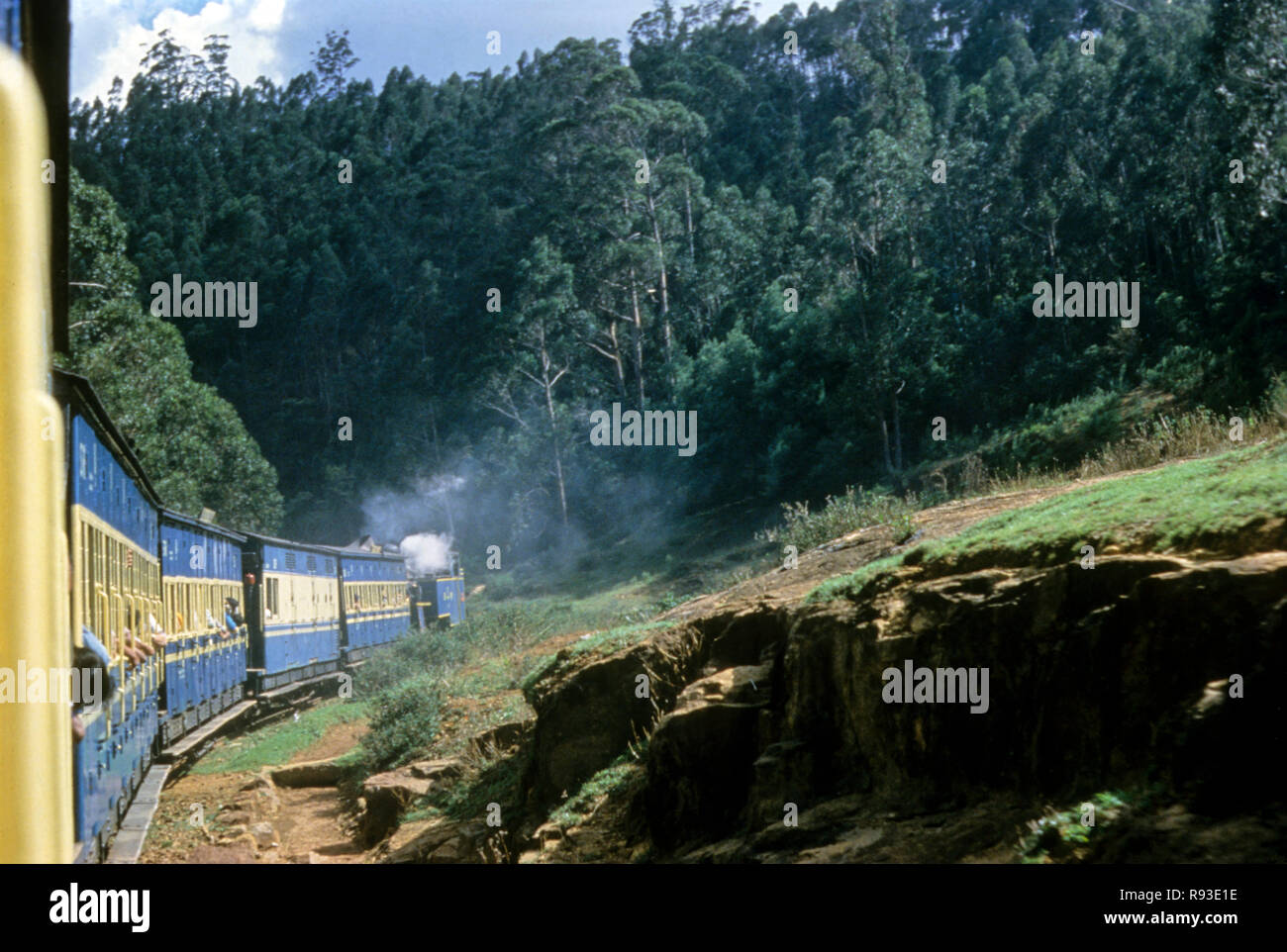 Les chemins de fer, trains train nilgiri tournant entre l'mettuppalayam ane ooty depuis 100 ans, Tamil Nadu, Inde Banque D'Images
