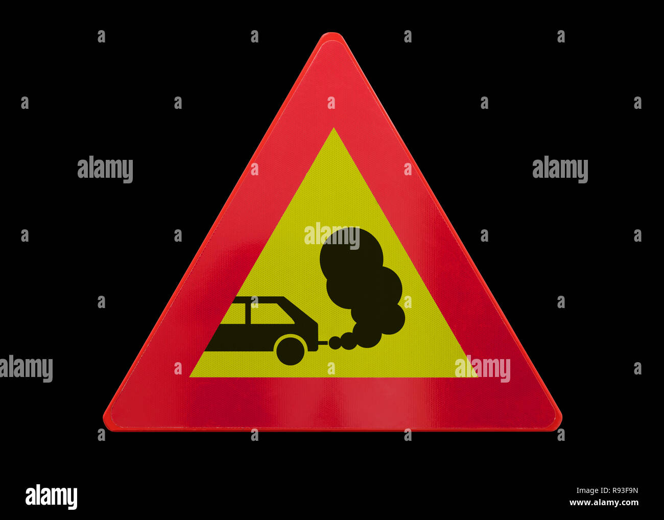 Signe de la circulation des gaz d'échappement - isolé - sur noir Banque D'Images