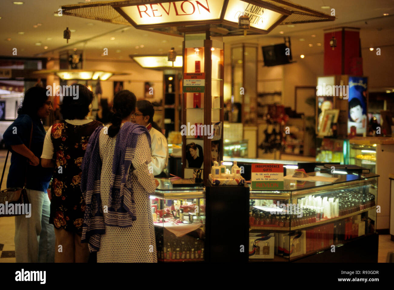 Les femmes à faire leurs achats dans les grands magasins, Bombay Mumbai, Maharashtra, Inde Banque D'Images