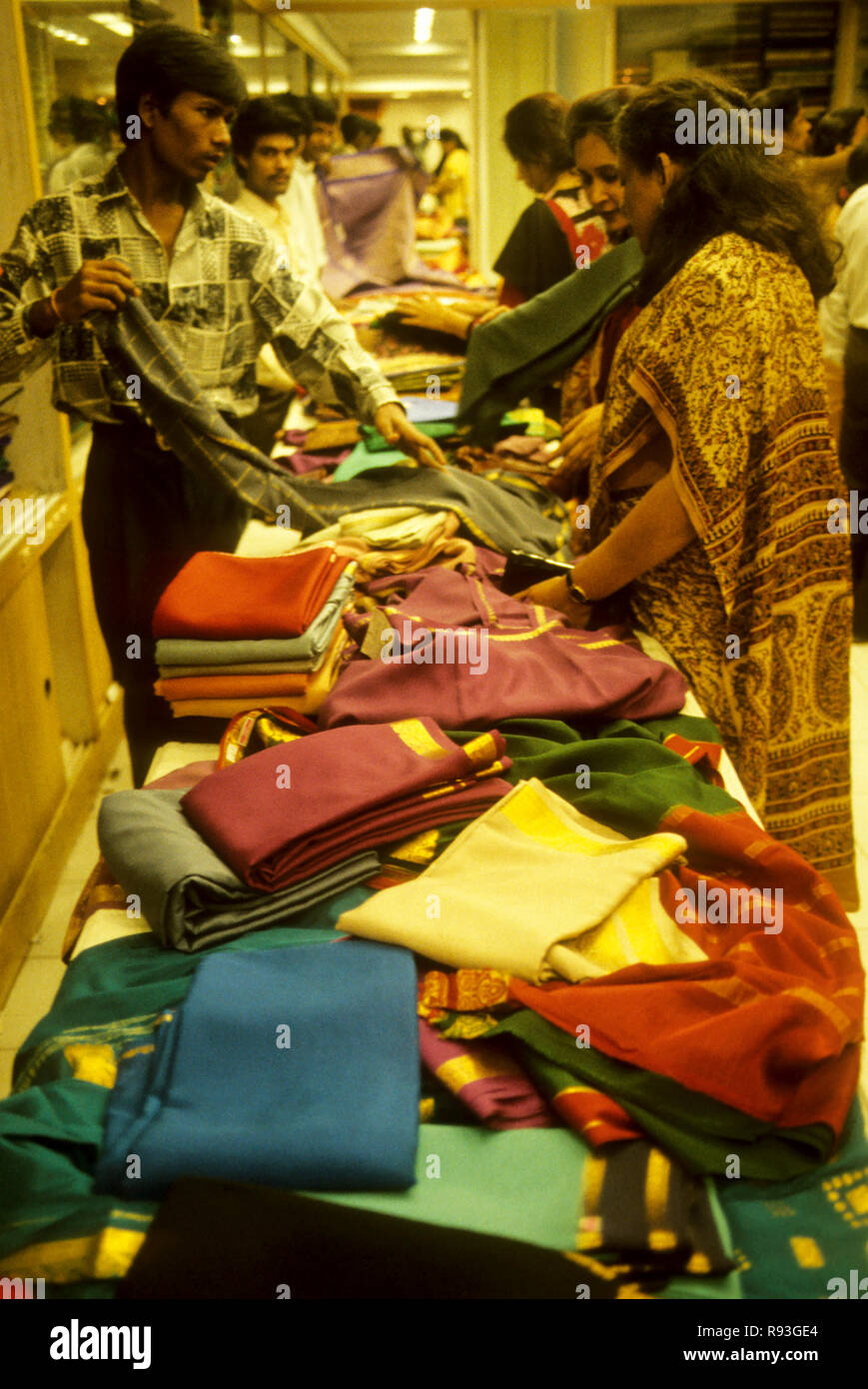 Les femmes à faire leurs achats d'ailleurs dans la boutique, Inde Banque D'Images