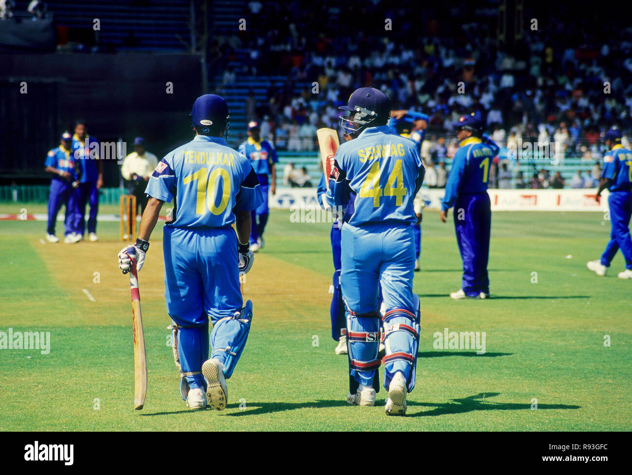 Joueurs de cricket indiens tendulkar et sehwag à marcher en direction de la hauteur, l'Inde, PAS DE MR Banque D'Images