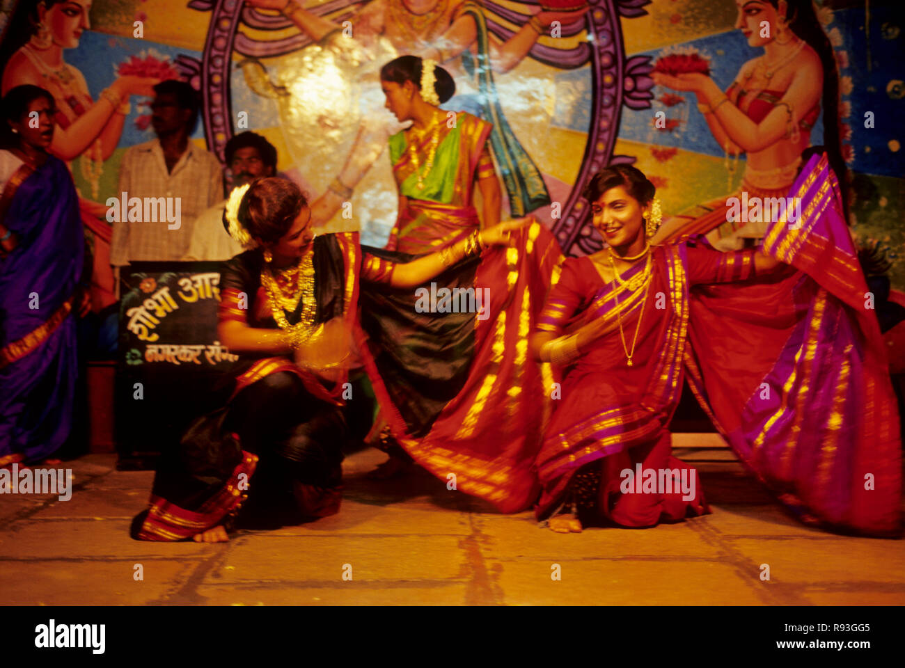 Les femmes qui exécutent la danse folklorique, modnib lavani, Mumbai, Maharashtra, Inde Banque D'Images
