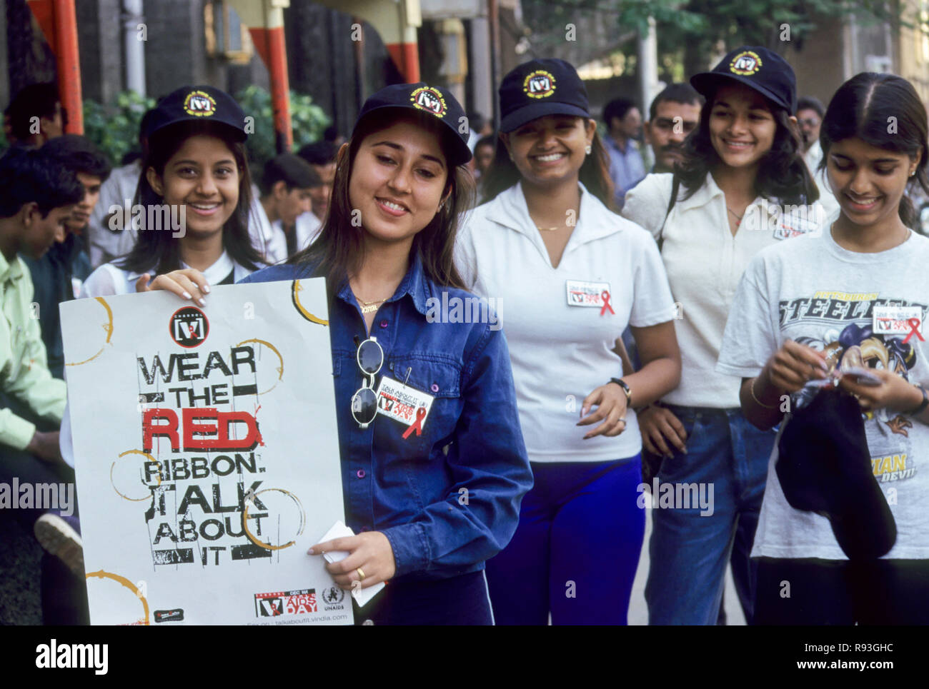 Les filles montrant un message de campagne de sensibilisation au sida AUCUN MR Banque D'Images