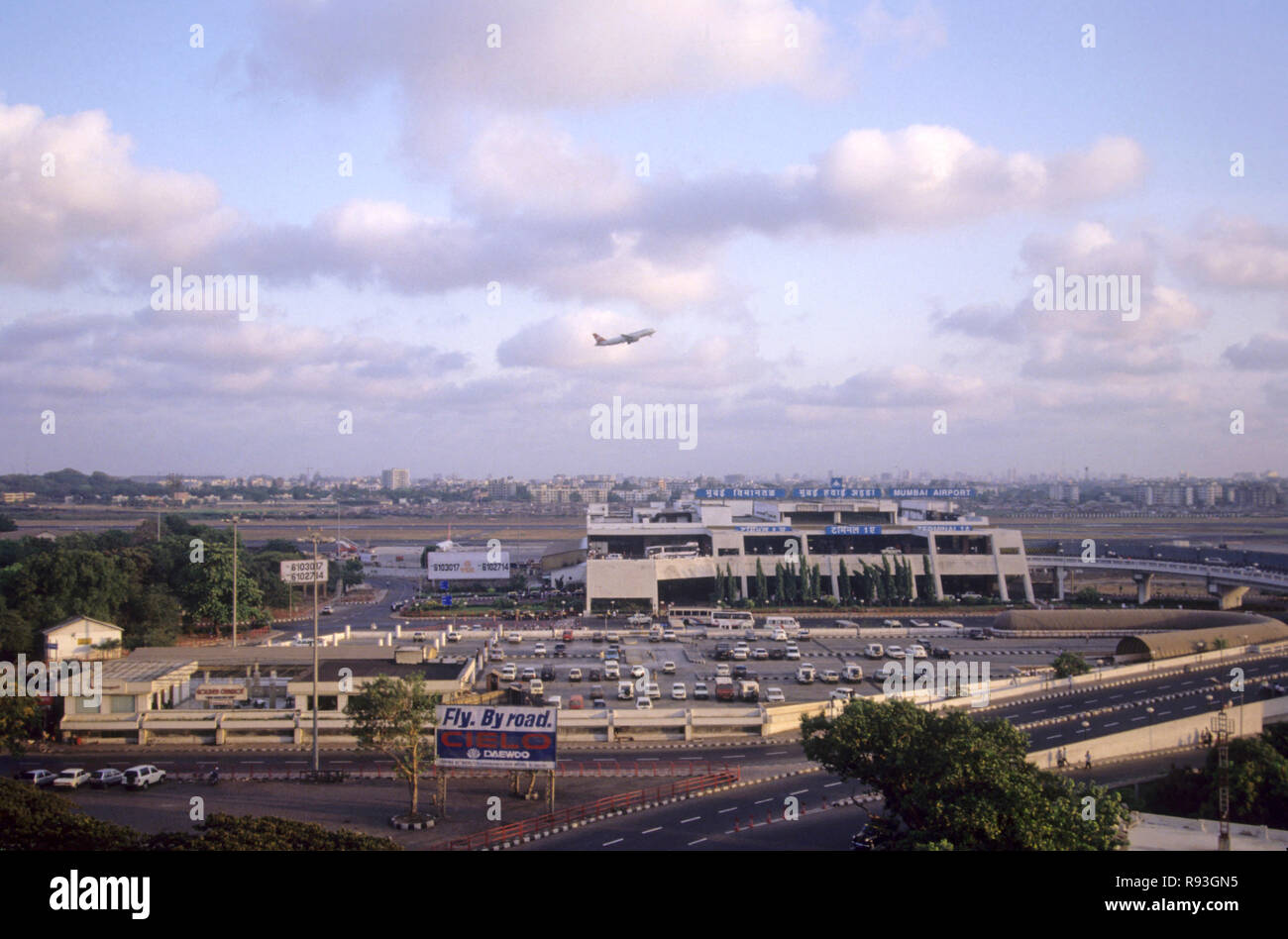Avion de décoller et d'afficher de l'aéroport, l'aéroport de sahara, Santacruz, Bombay Mumbai, Maharashtra, Inde Banque D'Images