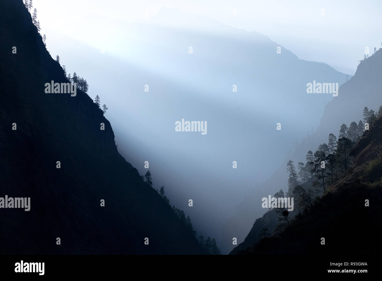 Aube naître dans la région du Manaslu Népal Himalaya avec le soleil qui rayonne sur une crête Banque D'Images