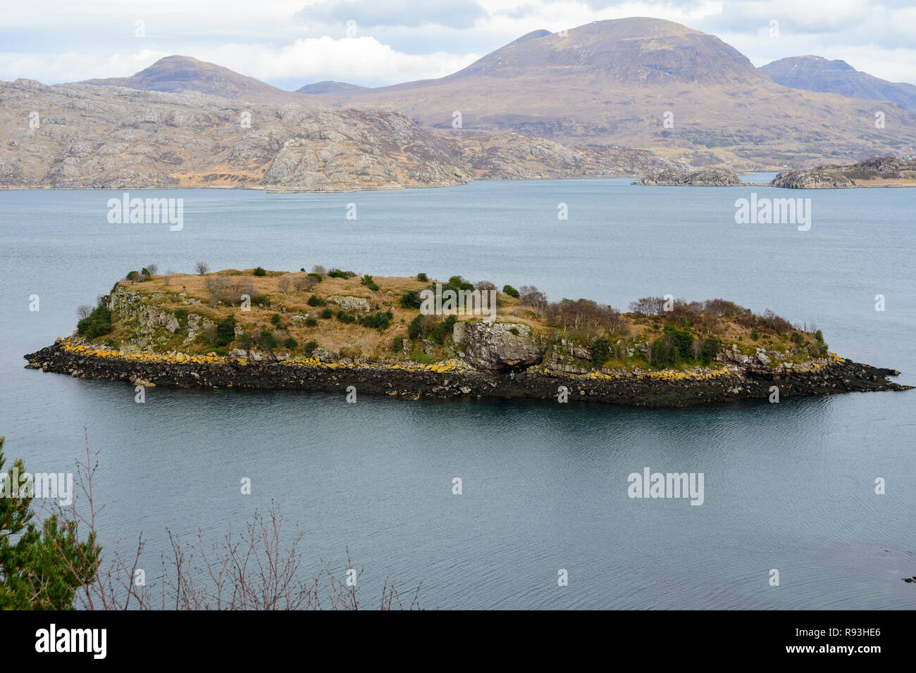 Un Inbhire Bhain Eilean, petite île au large de Inverbain sur Loch Shieldaig, Saint-péninsule, Wester Ross, région des Highlands, Ecosse Banque D'Images