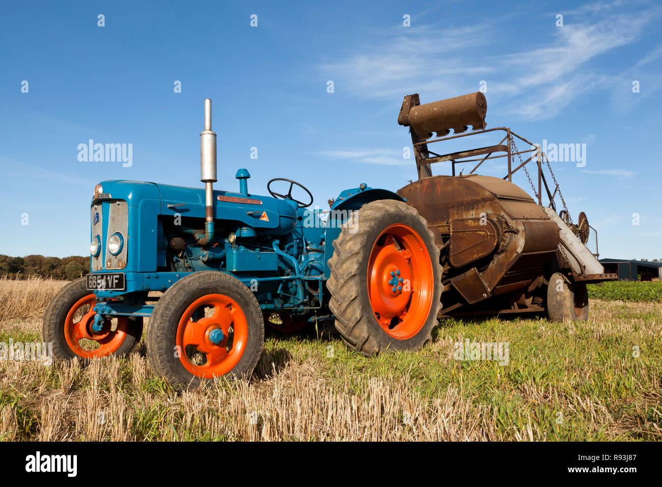 Un Super Major 1961 Vintage avec un tracteur Claas traîné 500 Super combine harvester Banque D'Images
