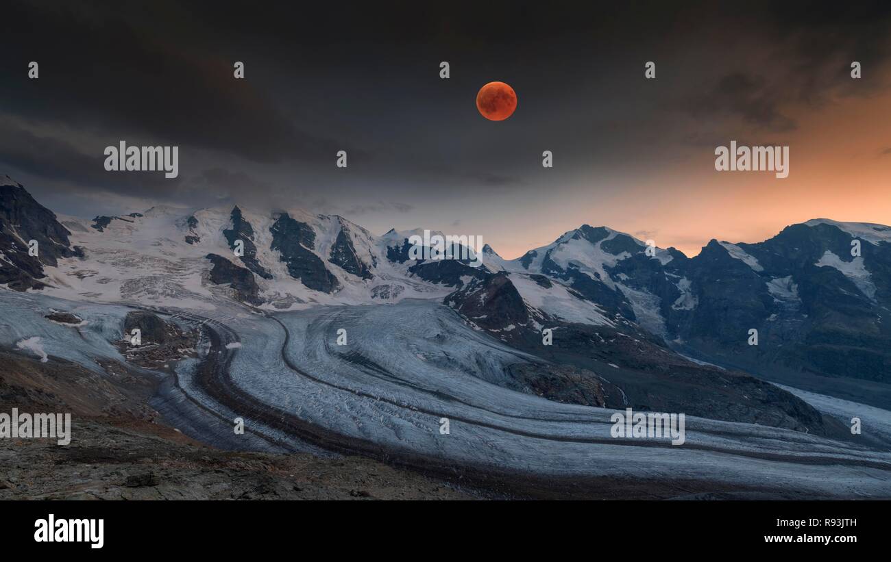 Vue panoramique sur le groupe de la Bernina avec lune de sang, le Piz Palü, Bellavista, Crast Agüzza, le Piz Bernina, Piz Morteratsch Banque D'Images