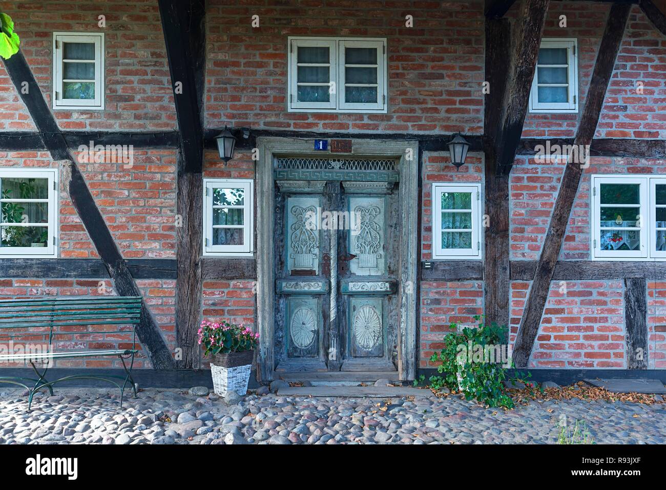 Façade, ancienne porte d'entrée d'une ferme, Mecklembourg-Poméranie-Occidentale, Allemagne Banque D'Images