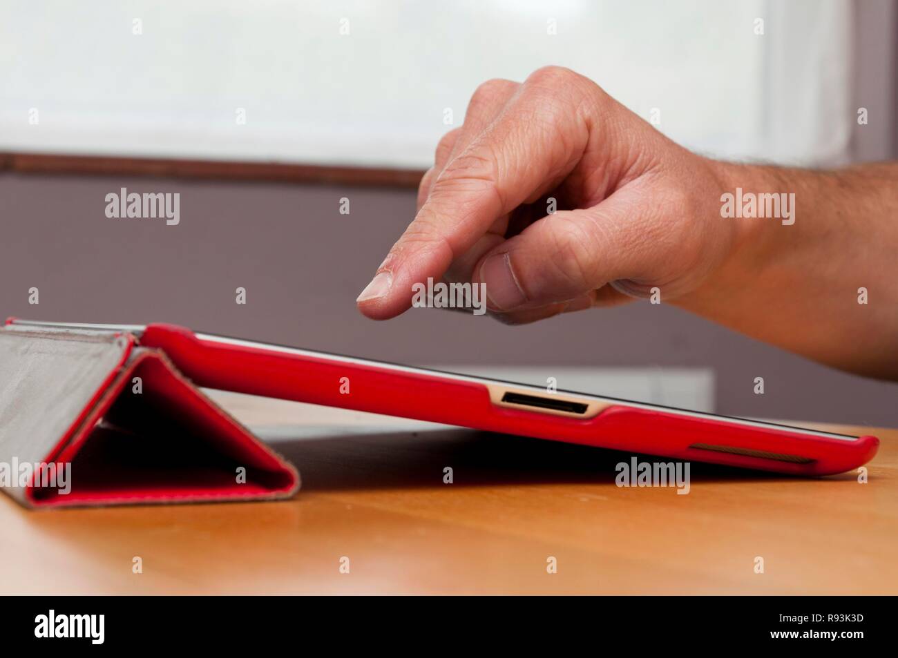 Dans l'ordinateur tablette IPad housse rouge Banque D'Images