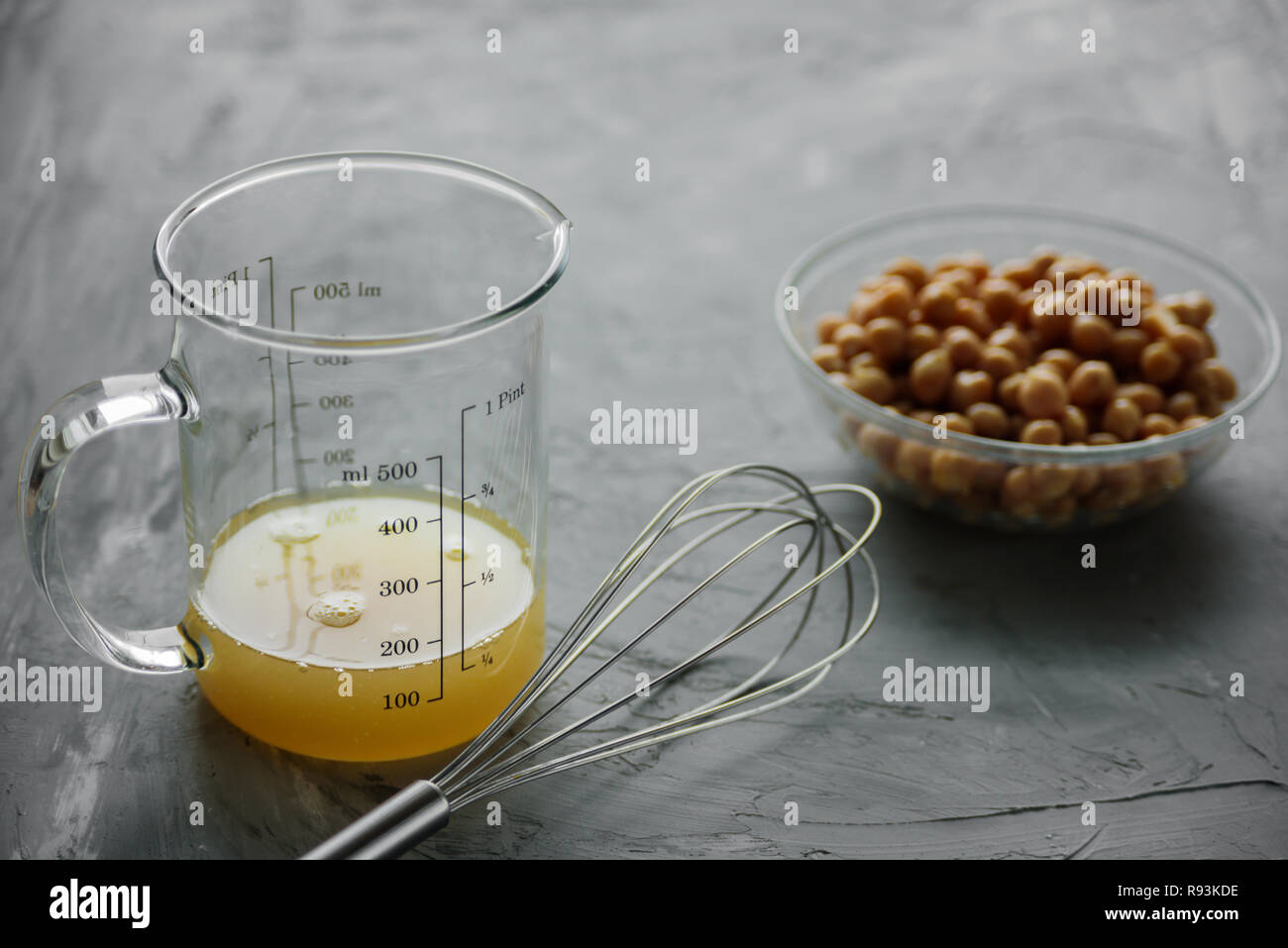 L'eau des pois chiches. aquafaba Remplacement d'oeufs. Concept Vegan Banque D'Images