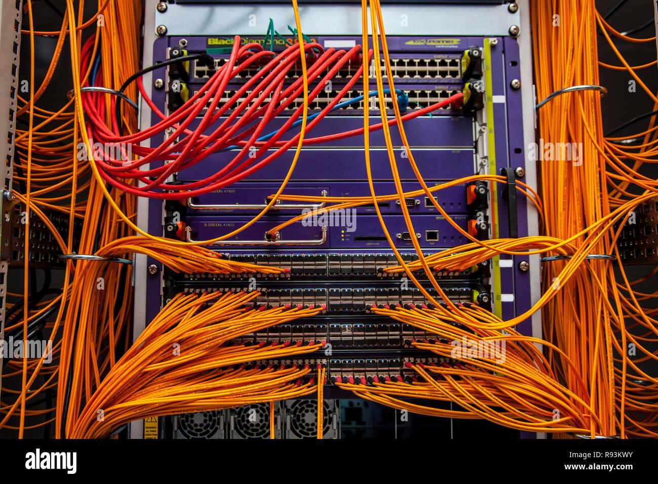 Les serveurs de réseau, le câblage dans une salle de serveurs, Allemagne  Photo Stock - Alamy