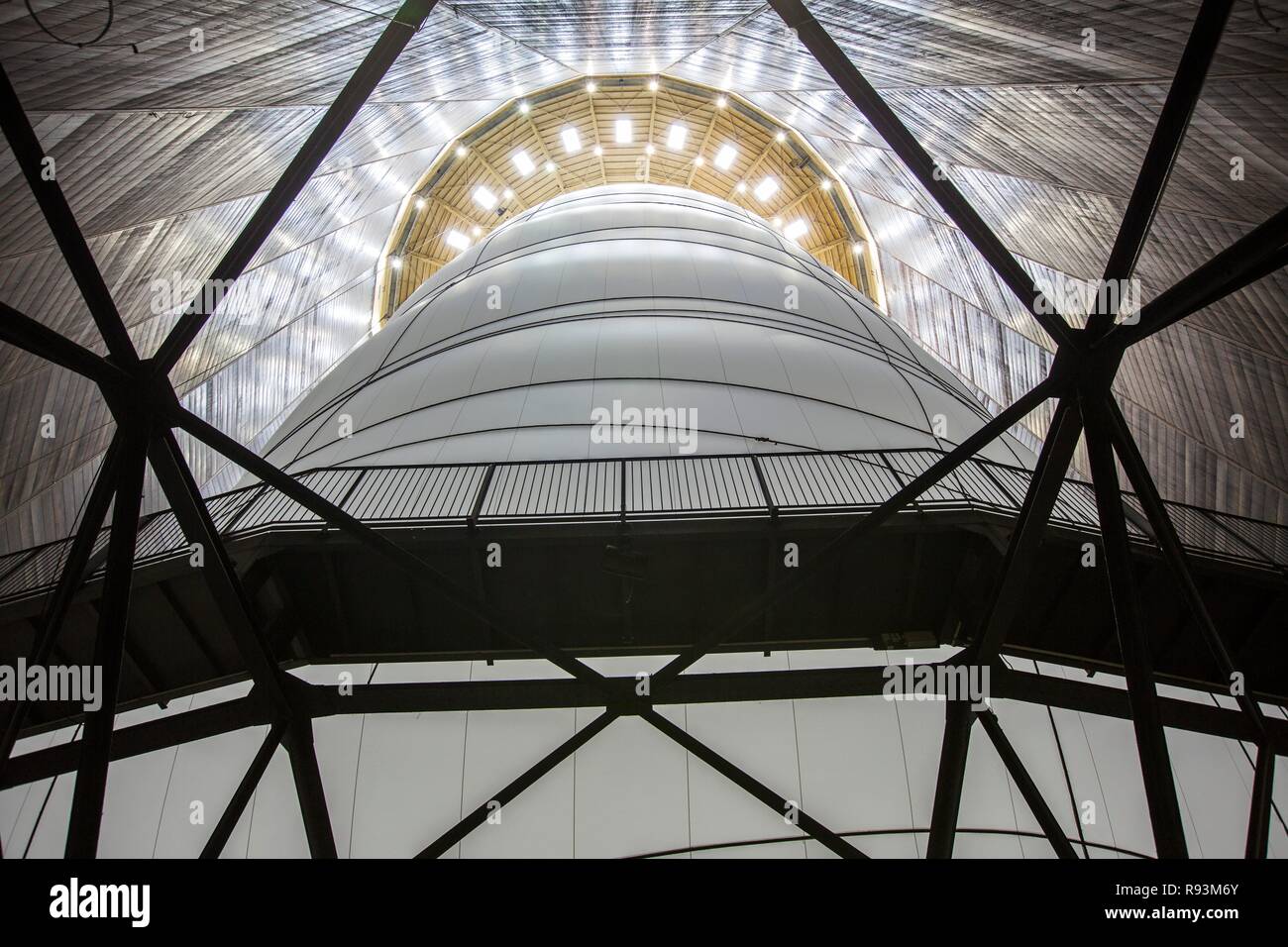 L'installation de Christo, 90 mètres de haut, 50 mètres de large, composée de 20 350 mètres carrés de tissus et de 4500 mètres de corde, Banque D'Images