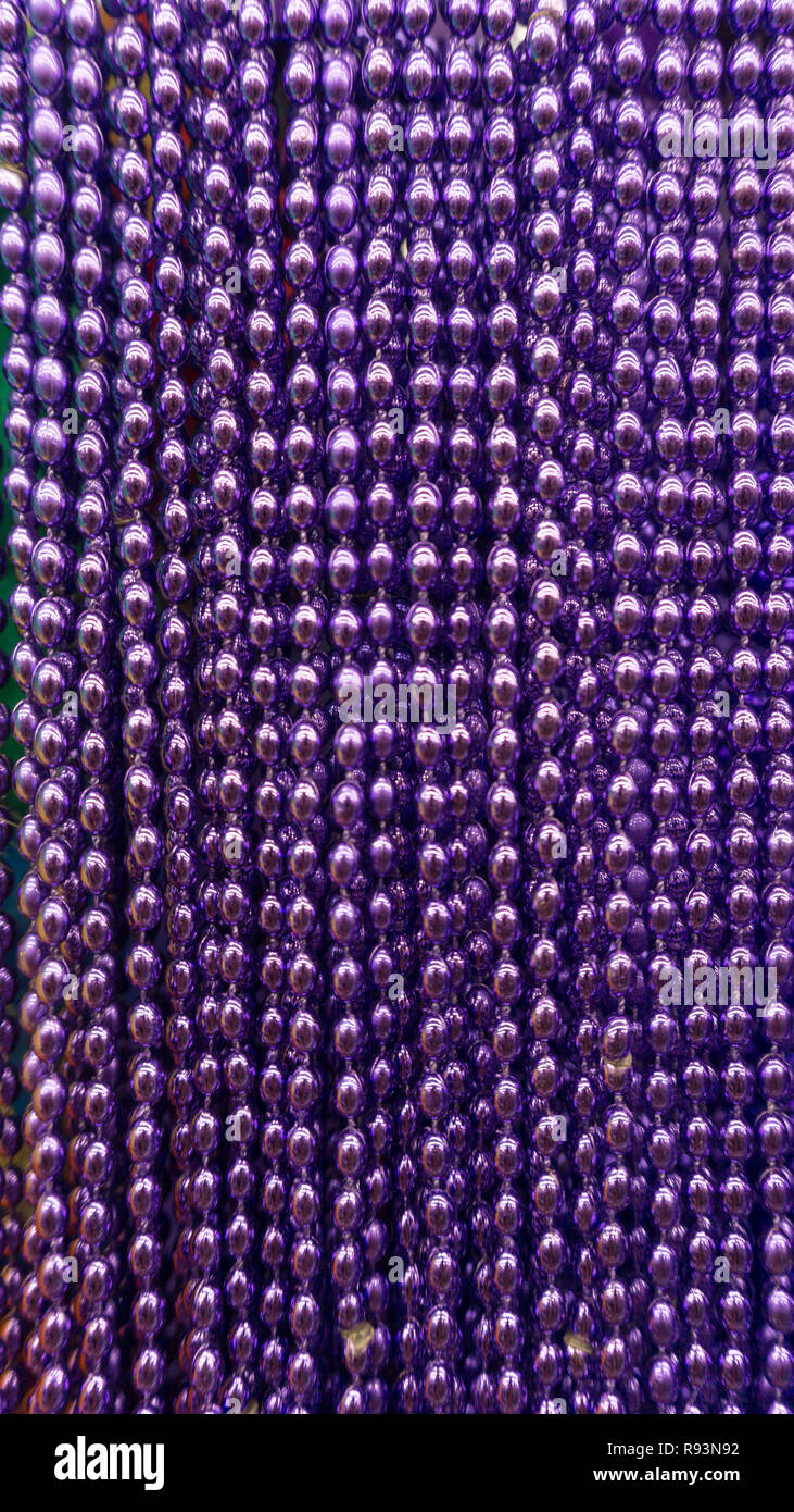De nombreuses perles violet partie neacklaces pour des célébrations ou d'arrière-plan. Macro close up à la verticale Banque D'Images