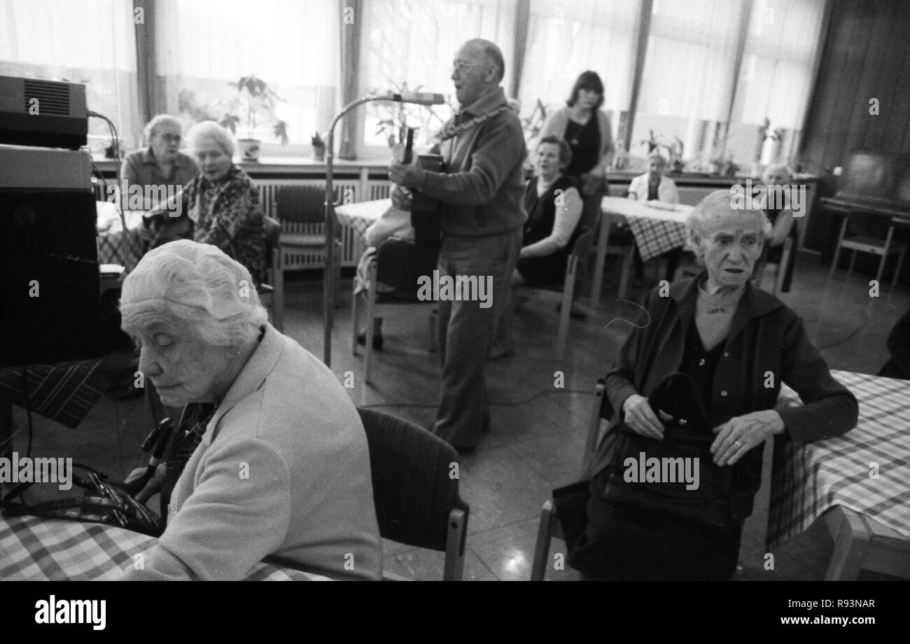 Les membres de l'Senioren-Schutz-Bund (Fédération de protection supérieurs), aussi connu sous le nom de "Graue Panther' Gris (Panther), de divertir les résidents d'une maison de retraite à Hagen le 17 mars 1980. Dans le monde d'utilisation | Banque D'Images