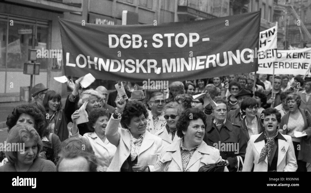 Plusieurs milliers de femmes et de quelques hommes manifester contre la discrimination salariale, le chômage et pour l'égalité salariale à Mayence le 09 septembre 1978, à la suite d'un appel par le DGB (Fédération des syndicats allemands). Dans le monde d'utilisation | Banque D'Images