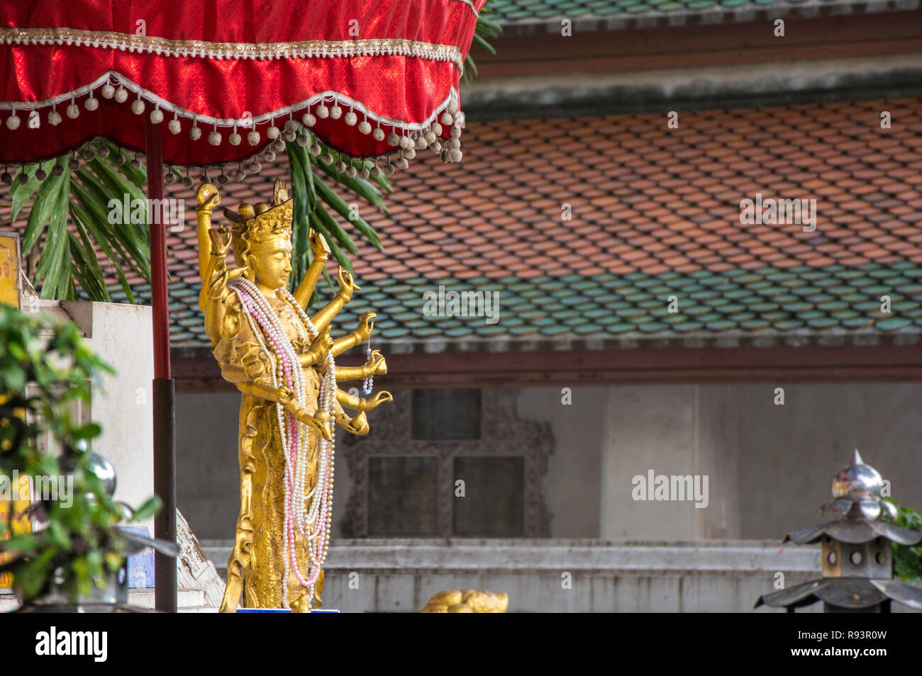 Guan Yin statue en or à Bangkok Banque D'Images