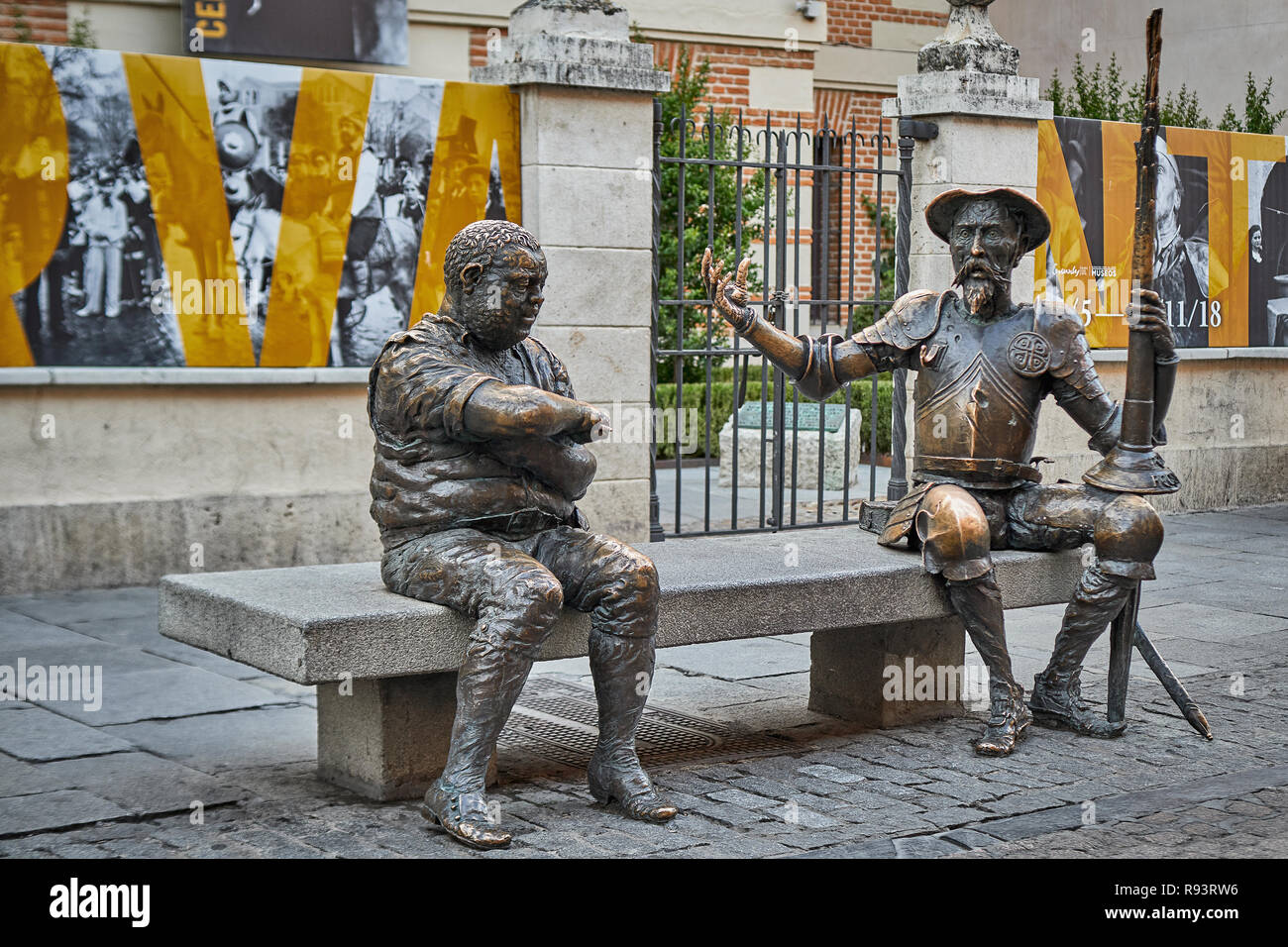 Statue de Don Quichotte et Sancho Panza sur un banc dans la rue Cervantes  Maison Musée à Alcalá de Henares, Madrid, Espagne, Europe Photo Stock -  Alamy