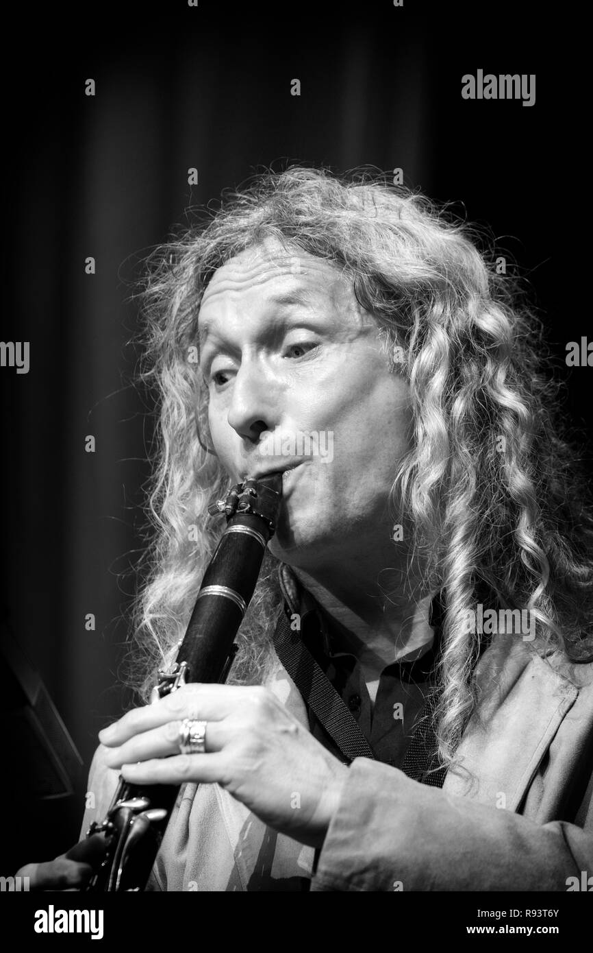 Julian solo à la clarinette avec Stringle Ken Peplowski, Scarborough Jazz Festival 2017 Banque D'Images