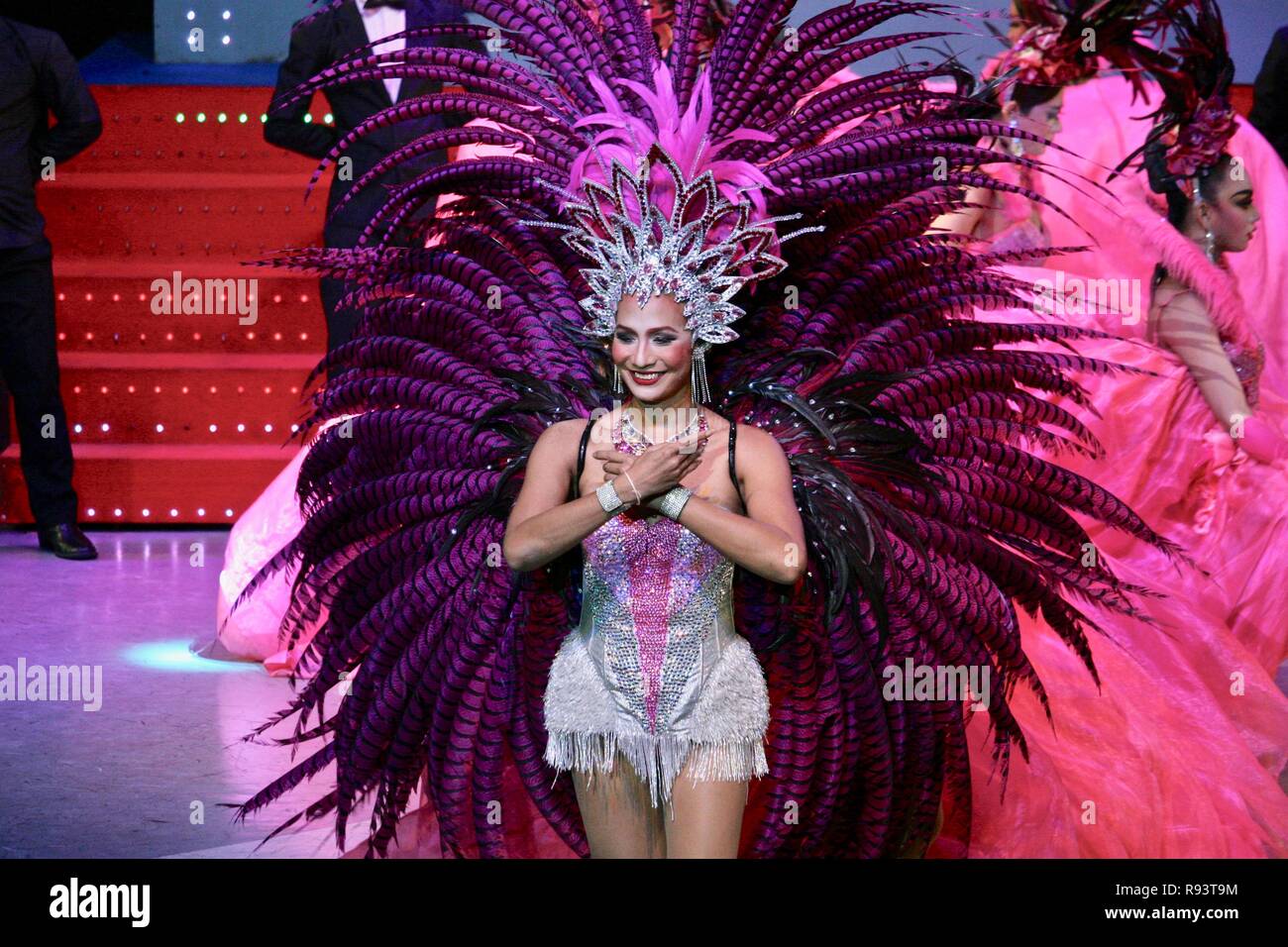 Une danseuse à plumes dans une ladyboy show au Cambodge avec de superbes costumes Banque D'Images