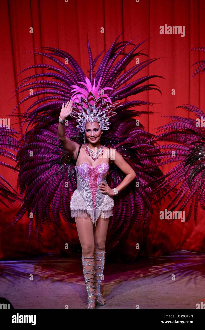 Une danseuse à plumes dans une ladyboy show au Cambodge avec de superbes costumes Banque D'Images