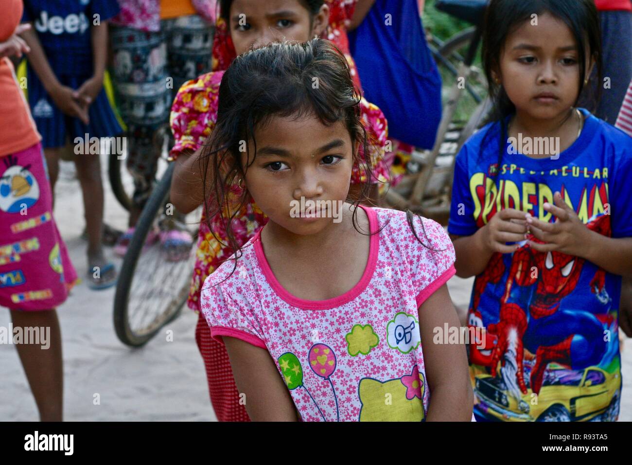 Une belle petite fille cambodgienne dans une cour d'école d'un village isolé Banque D'Images