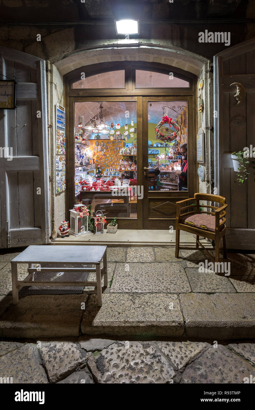 Boutique d'artisanat juif dans la via Giudea, dans le ghetto juif de la ville Apulienne de Trani. Trani, province de Barletta-Andria-Trani, Pouilles, Italie Banque D'Images