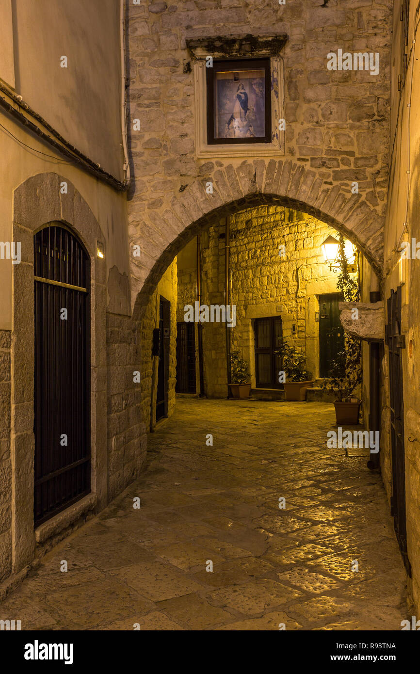 Rues et ruelles du ghetto juif de la ville des Pouilles de Trani. Trani, province de Barletta-Andria-Trani, Puglia, Italie, Europe Banque D'Images