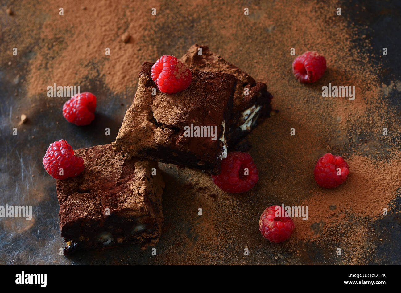 Dessert Brownie aux framboises et les écrous sur fond sombre Banque D'Images