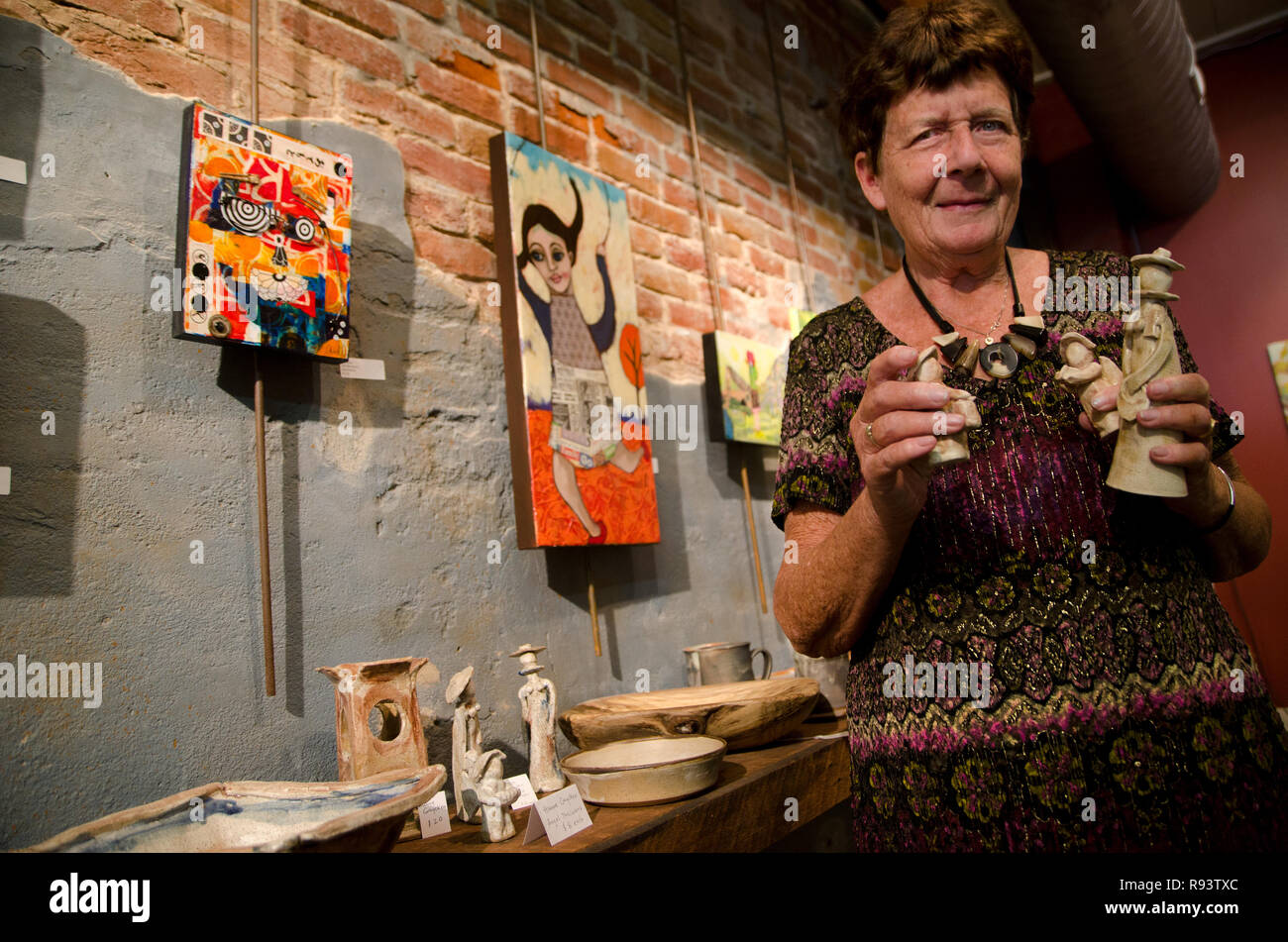 Artiste Hanne Gaycken montre une partie de l'œuvre à la galerie de Bozart dans l'eau, la vallée du Mississippi. Banque D'Images