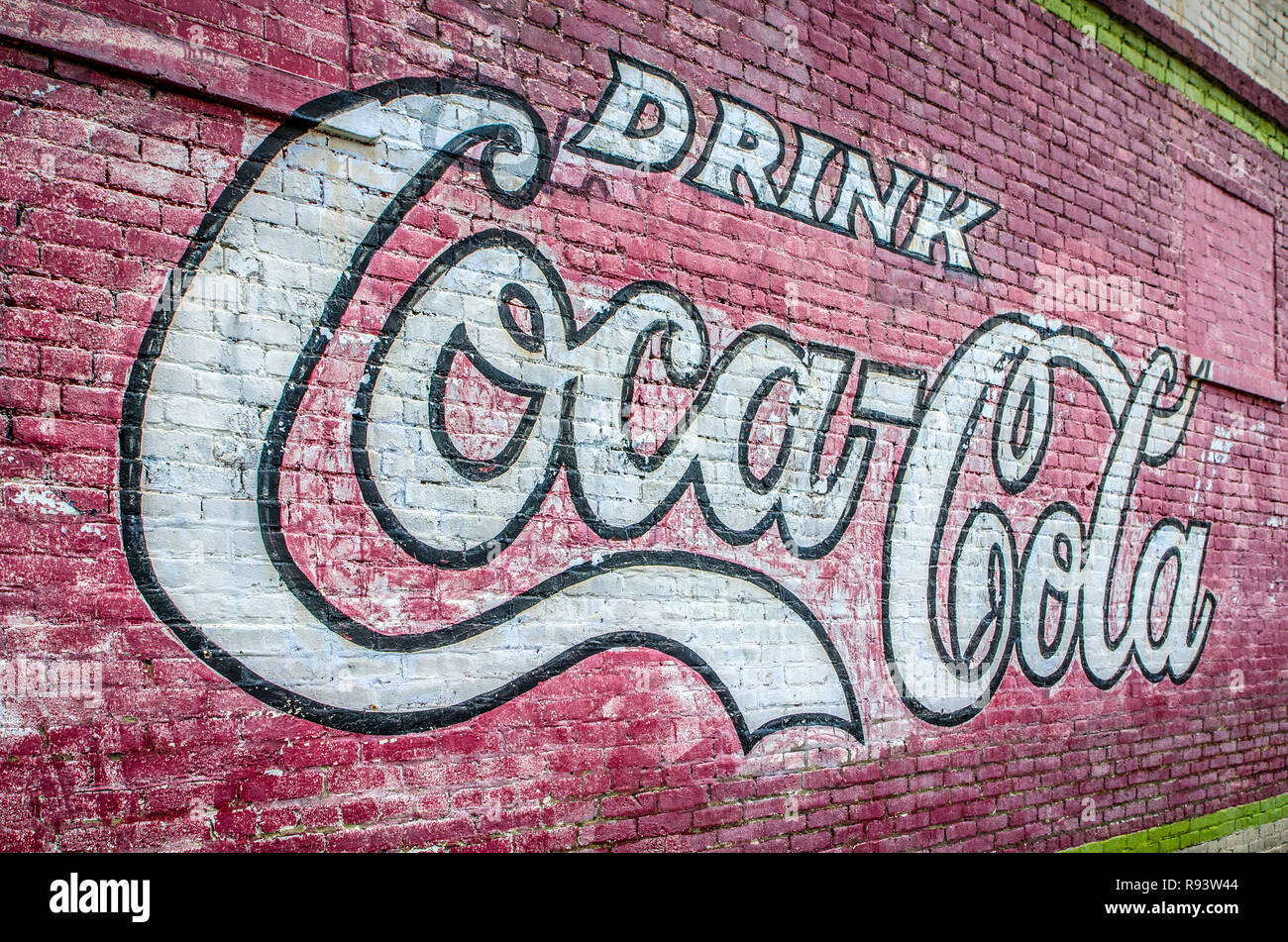 Une publicité Coca-Cola vintage couvre le mur d'un bâtiment au centre-ville de West Point, Mississisppi. Banque D'Images