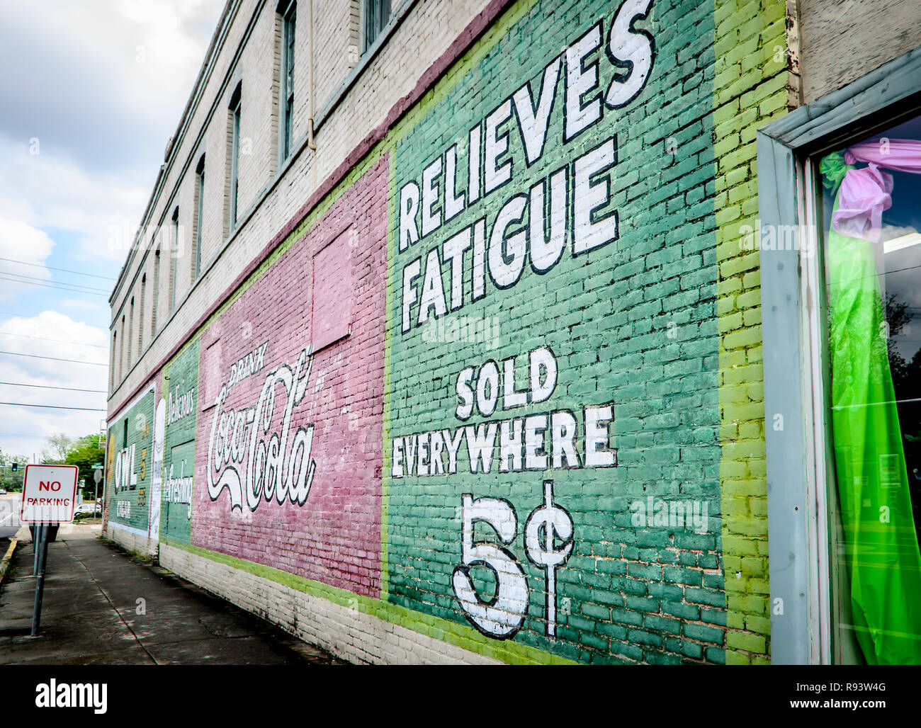 Annonces Vintage ornent le côté d'un immeuble au centre-ville de West Point, Mississippi. Banque D'Images