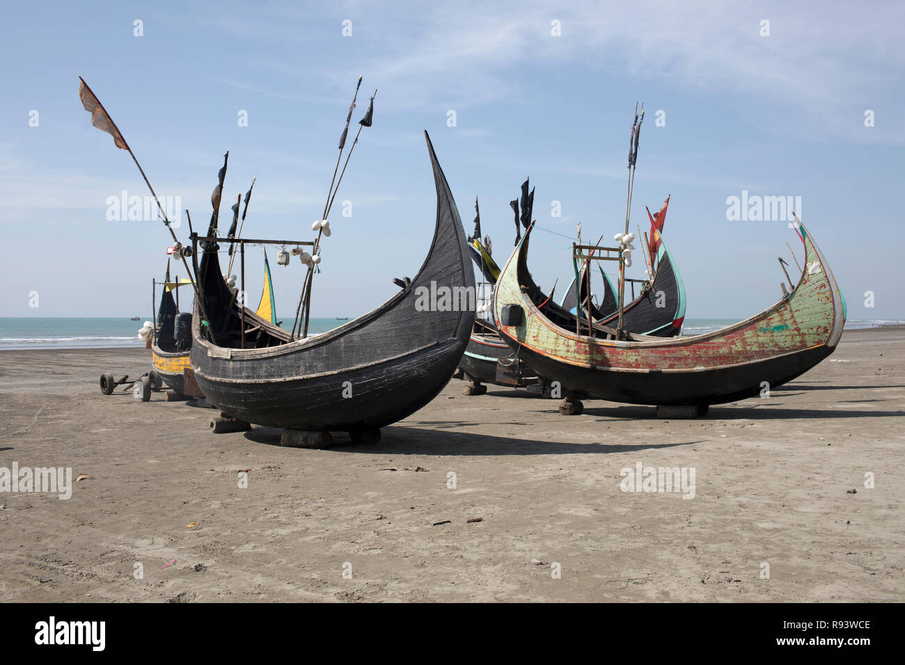Des bateaux de pêche à la Cox's Bazar mer plage, la plus longue plage de la mer dans le monde. Cox's Bazar (Bangladesh). Banque D'Images