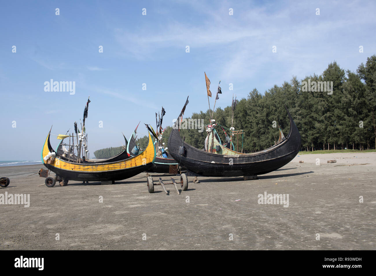 Des bateaux de pêche à la Cox's Bazar mer plage, la plus longue plage de la mer dans le monde. Cox's Bazar (Bangladesh). Banque D'Images