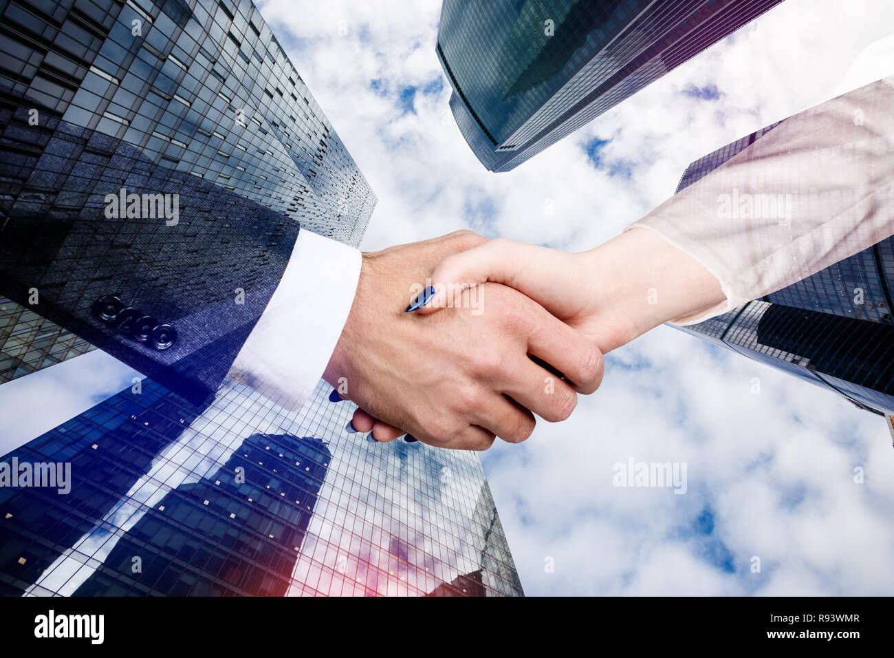 Business people shaking hands with city sur arrière-plan. Banque D'Images