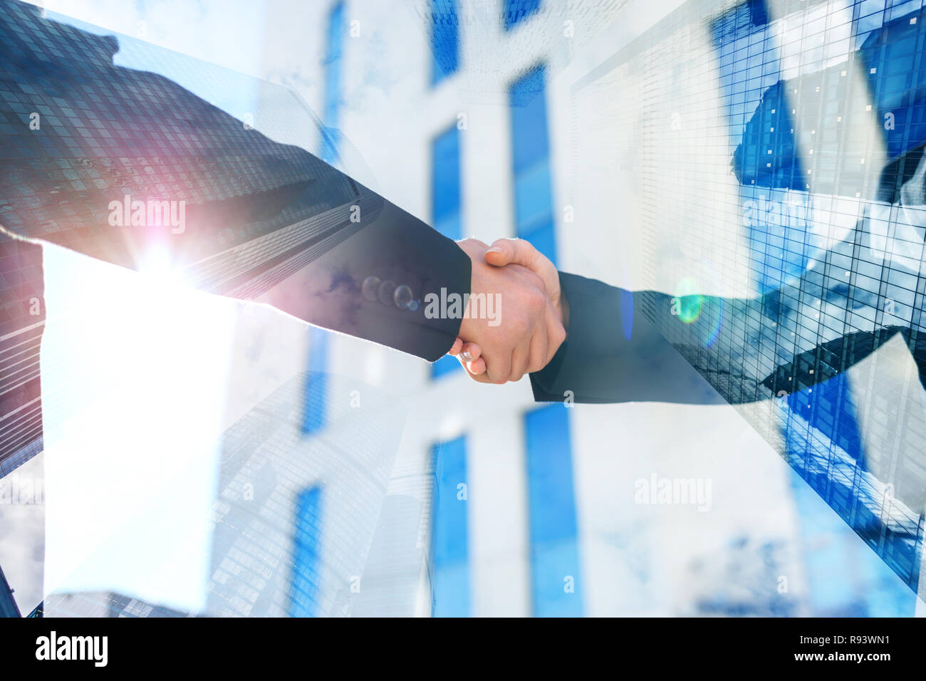 Business people shaking hands with city sur arrière-plan. Banque D'Images