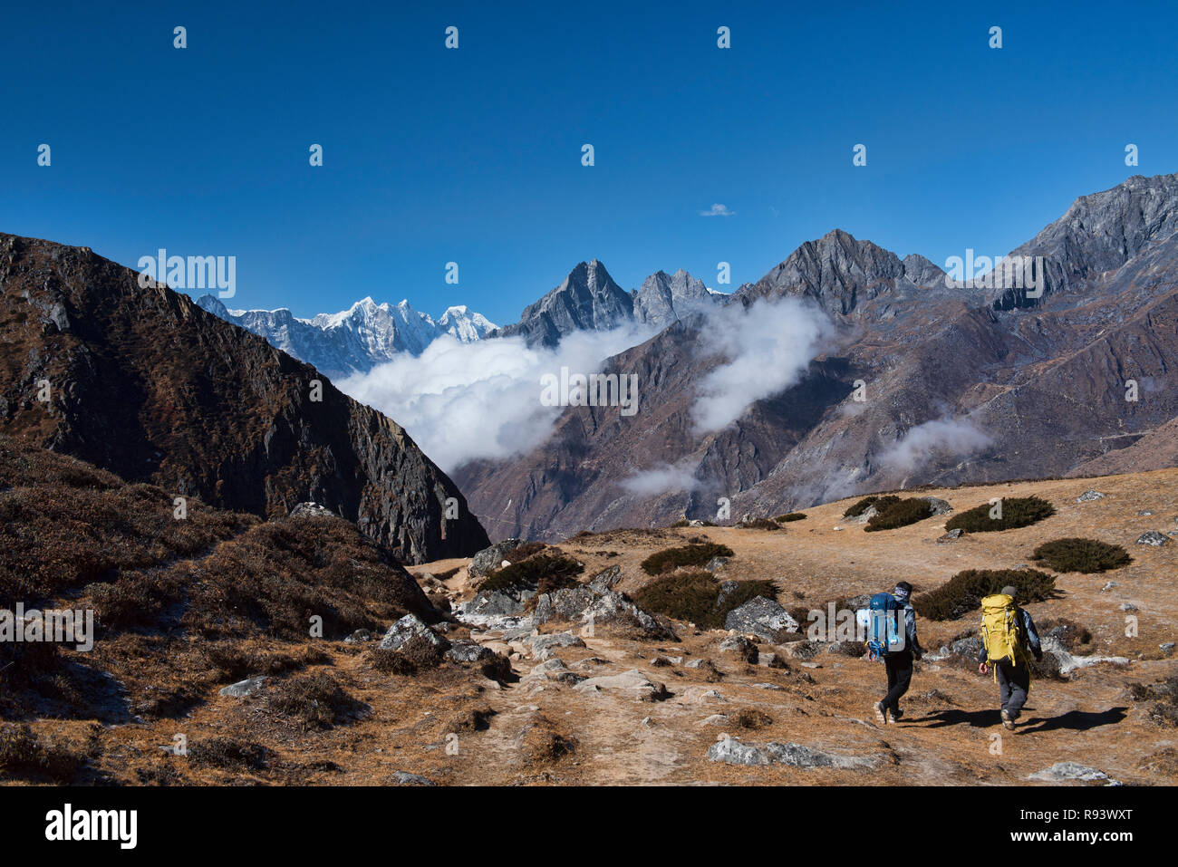 Les grimpeurs en ordre décroissant de l'Ama Dablam Camp de Base Everest, Népal, région Banque D'Images Les grimpeurs en ordre décroissant de l'Ama Dablam Camp de Base Everest, Népal, région Banque D'Images