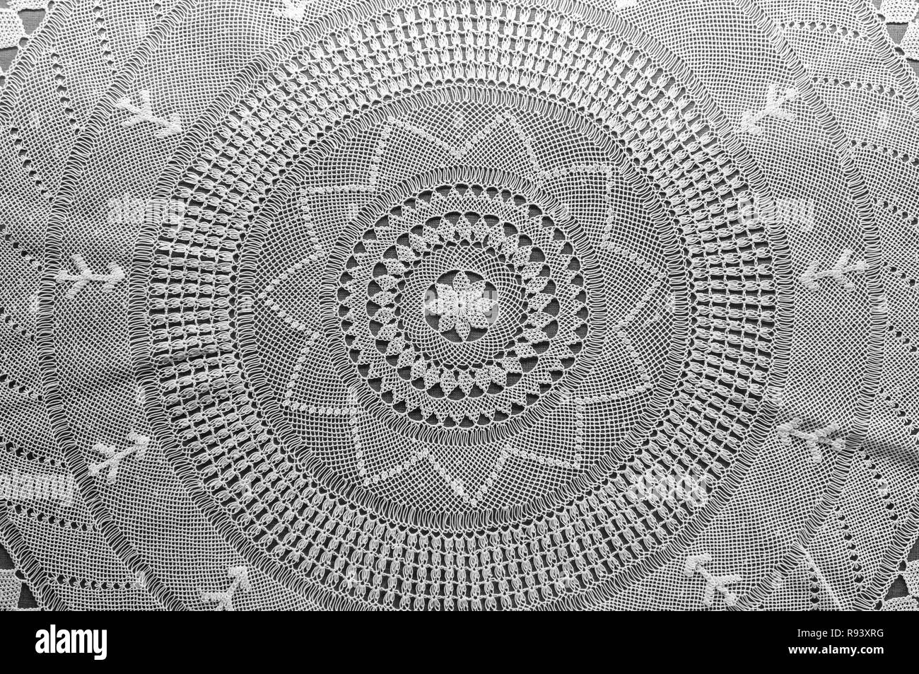 Dentelle faite à la main sur fond noir. Banque D'Images
