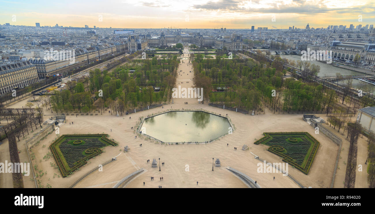 Paris, France, le 28 mars 2017 : Vue aérienne de la grande roue du Jardin des Tuileries et le palais du Louvre. Banque D'Images