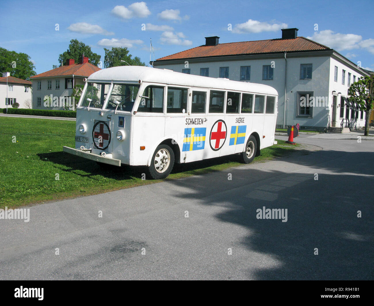 L'un des autobus blanc qui a aidé la Croix-Rouge transporter des camps de concentration allemands à la fin de la guerre d'obtenir à la Suède Banque D'Images